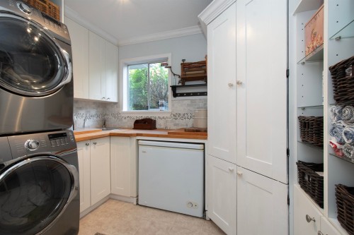 4594 Teviot Place, North Vancouver, BC - Indoor Photo Showing Laundry Room