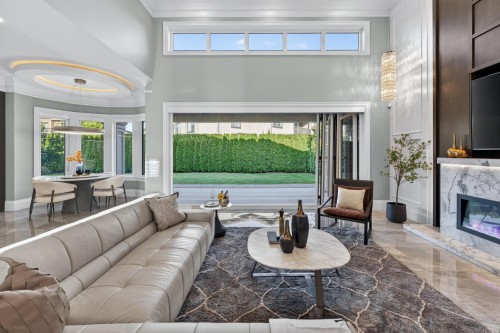6331 Chatsworth Road, Richmond, BC - Indoor Photo Showing Living Room With Fireplace