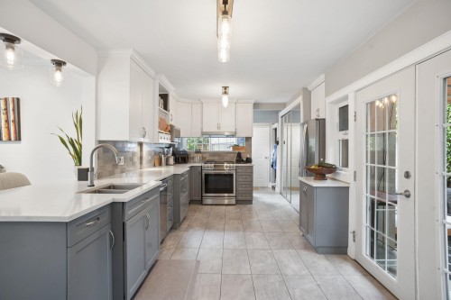 1415 Duncan Drive, Delta, BC - Indoor Photo Showing Kitchen With Double Sink With Upgraded Kitchen