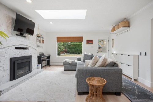 1415 Duncan Drive, Delta, BC - Indoor Photo Showing Living Room With Fireplace