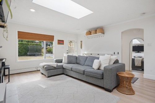1415 Duncan Drive, Delta, BC - Indoor Photo Showing Living Room