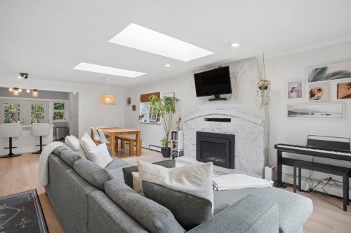 1415 Duncan Drive, Delta, BC - Indoor Photo Showing Living Room With Fireplace