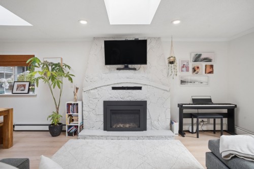 1415 Duncan Drive, Delta, BC - Indoor Photo Showing Living Room With Fireplace