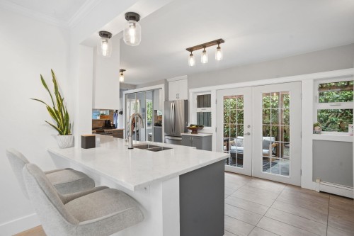 1415 Duncan Drive, Delta, BC - Indoor Photo Showing Kitchen With Double Sink
