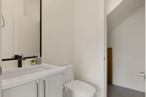 2138 Venables Street, Vancouver, BC - Indoor Photo Showing Bathroom