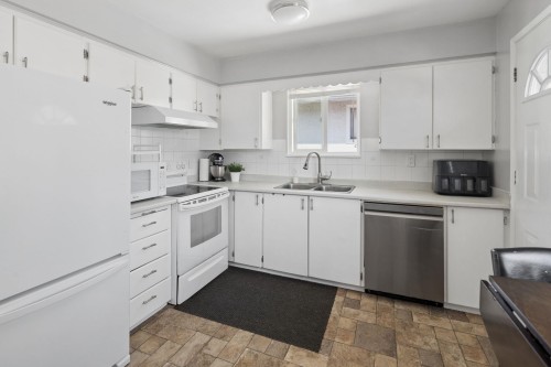 3464 Vincent Street, Port Coquitlam, BC - Indoor Photo Showing Kitchen With Double Sink