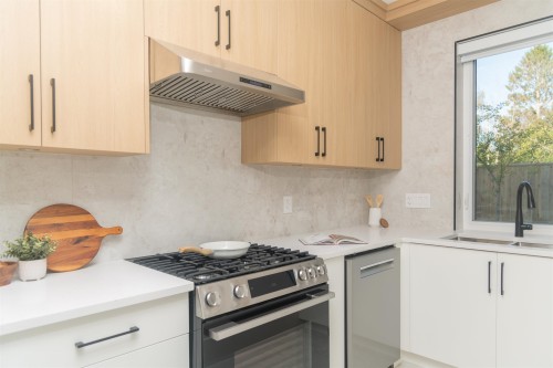 10360 Cornerbrook Crescent, Richmond, BC - Indoor Photo Showing Kitchen With Upgraded Kitchen
