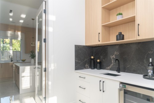 10360 Cornerbrook Crescent, Richmond, BC - Indoor Photo Showing Kitchen