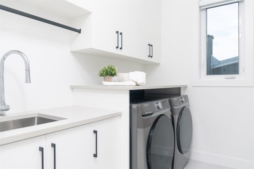 10360 Cornerbrook Crescent, Richmond, BC - Indoor Photo Showing Laundry Room