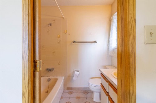 4467 Perry Street, Vancouver, BC - Indoor Photo Showing Bathroom