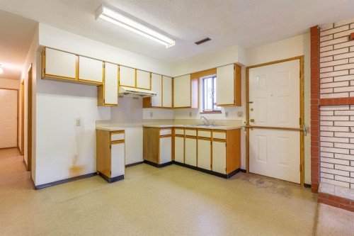 4467 Perry Street, Vancouver, BC - Indoor Photo Showing Kitchen