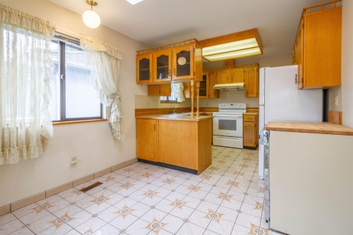4467 Perry Street, Vancouver, BC - Indoor Photo Showing Kitchen