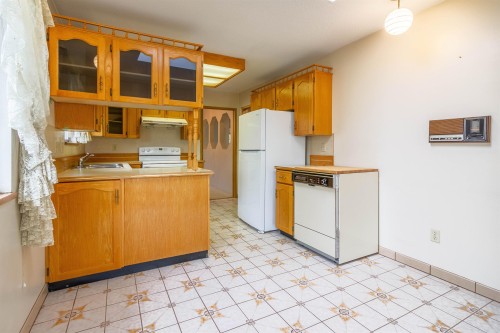 4467 Perry Street, Vancouver, BC - Indoor Photo Showing Kitchen