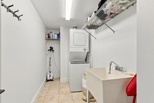 2460 Sasamat Street, Vancouver, BC - Indoor Photo Showing Laundry Room