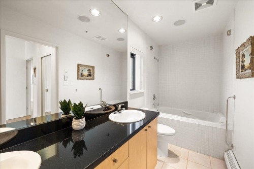 Ph2-124 1St Street W, North Vancouver, BC - Indoor Photo Showing Bathroom