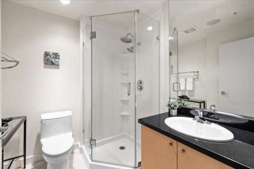 Ph2-124 1St Street W, North Vancouver, BC - Indoor Photo Showing Bathroom
