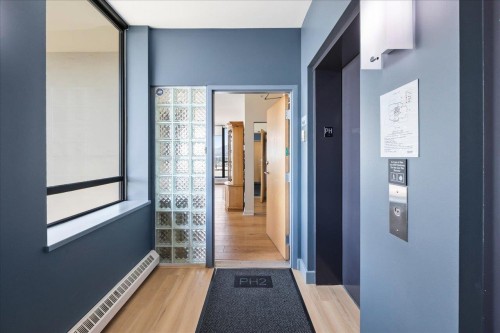 Ph2-124 1St Street W, North Vancouver, BC - Indoor Photo Showing Other Room