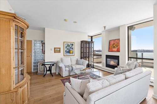 Ph2-124 1St Street W, North Vancouver, BC - Indoor Photo Showing Living Room With Fireplace