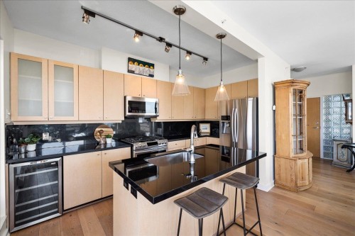 Ph2-124 1St Street W, North Vancouver, BC - Indoor Photo Showing Kitchen With Stainless Steel Kitchen With Double Sink
