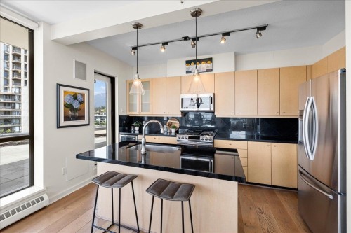 Ph2-124 1St Street W, North Vancouver, BC - Indoor Photo Showing Kitchen With Stainless Steel Kitchen