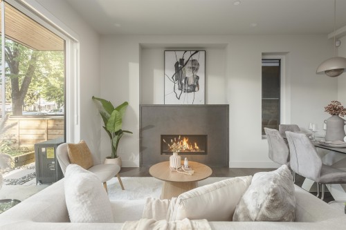 1-638 46Th Avenue E, Vancouver, BC - Indoor Photo Showing Living Room With Fireplace