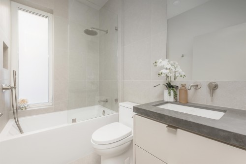 1-638 46Th Avenue E, Vancouver, BC - Indoor Photo Showing Bathroom