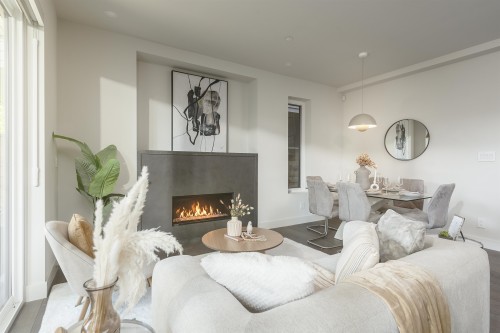 1-638 46Th Avenue E, Vancouver, BC - Indoor Photo Showing Living Room With Fireplace