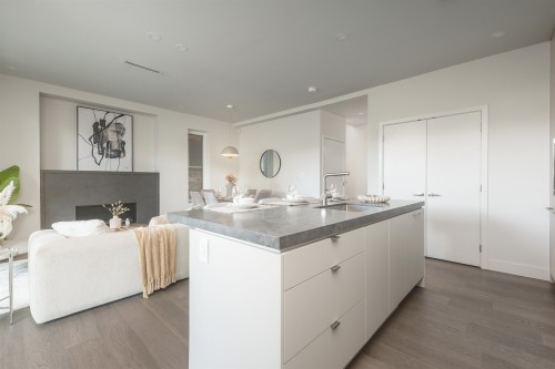 1-638 46Th Avenue E, Vancouver, BC - Indoor Photo Showing Kitchen