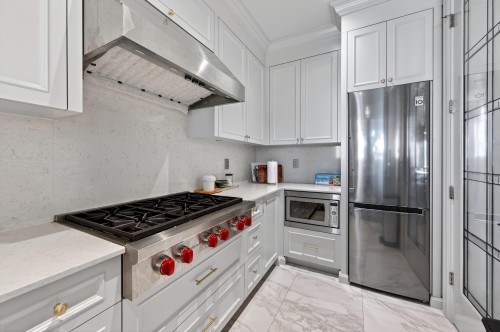 8520 Elsmore Road, Richmond, BC - Indoor Photo Showing Kitchen With Upgraded Kitchen