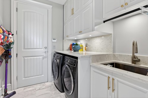 8520 Elsmore Road, Richmond, BC - Indoor Photo Showing Laundry Room