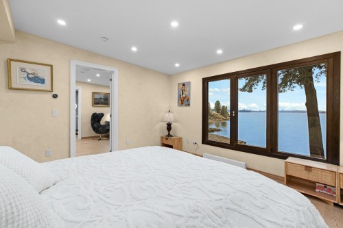 3298 Radcliffe Avenue, West Vancouver, BC - Indoor Photo Showing Bedroom