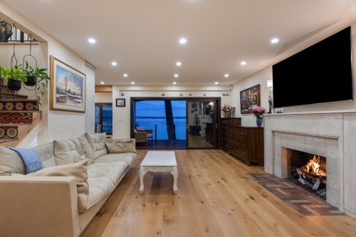 3298 Radcliffe Avenue, West Vancouver, BC - Indoor Photo Showing Living Room With Fireplace