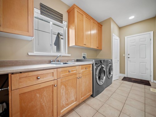 1760 Hampton Drive, Coquitlam, BC - Indoor Photo Showing Laundry Room