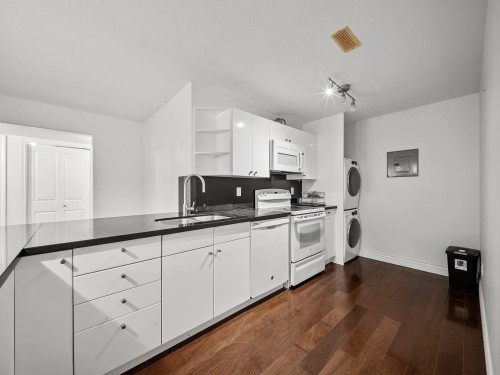 1760 Hampton Drive, Coquitlam, BC - Indoor Photo Showing Kitchen