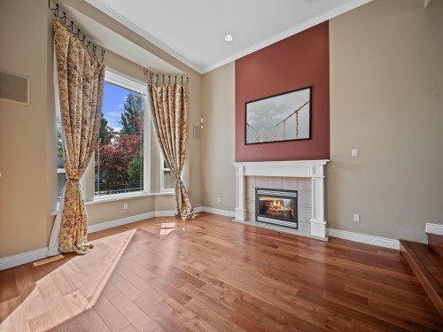 1760 Hampton Drive, Coquitlam, BC - Indoor Photo Showing Living Room With Fireplace