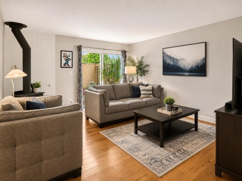 12-39752 Government Road, Squamish, BC - Indoor Photo Showing Living Room