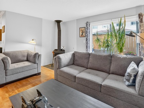 12-39752 Government Road, Squamish, BC - Indoor Photo Showing Living Room