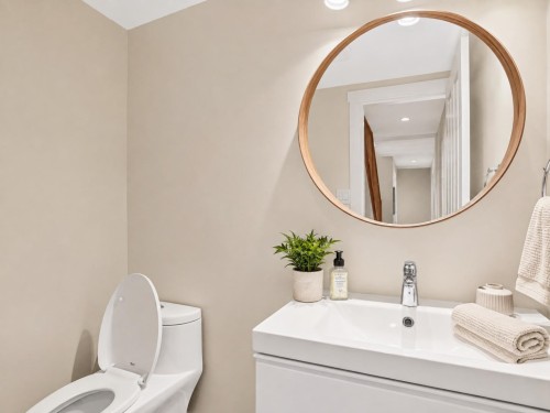 12-39752 Government Road, Squamish, BC - Indoor Photo Showing Bathroom
