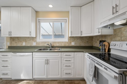 5379 Regatta Way, Delta, BC - Indoor Photo Showing Kitchen With Double Sink