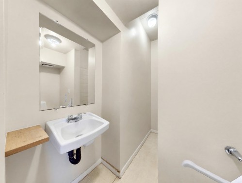 122 17Th Avenue W, Vancouver, BC - Indoor Photo Showing Bathroom