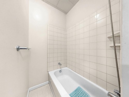 122 17Th Avenue W, Vancouver, BC - Indoor Photo Showing Bathroom