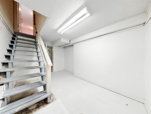 122 17Th Avenue W, Vancouver, BC - Indoor Photo Showing Other Room