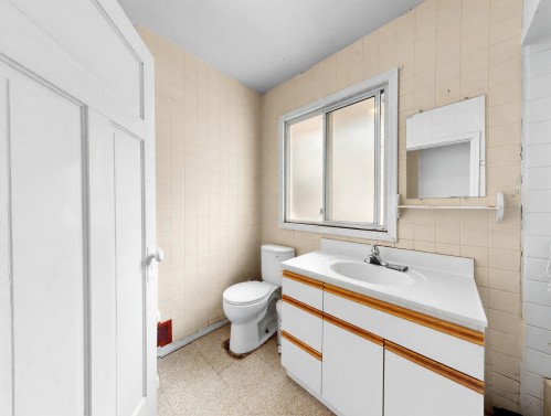 122 17Th Avenue W, Vancouver, BC - Indoor Photo Showing Bathroom