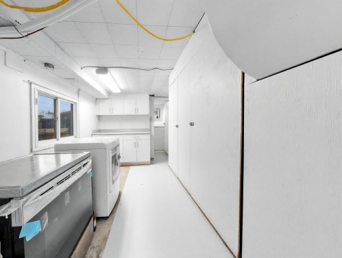 122 17Th Avenue W, Vancouver, BC - Indoor Photo Showing Laundry Room