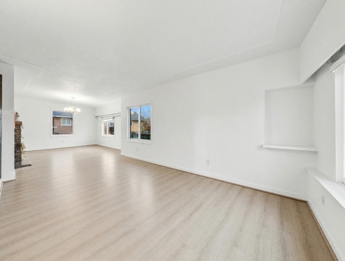 122 17Th Avenue W, Vancouver, BC - Indoor Photo Showing Living Room