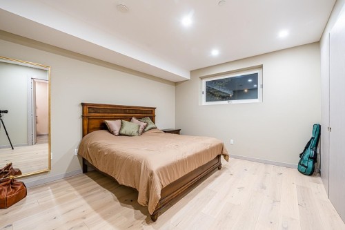 592 Craigmohr Drive, West Vancouver, BC - Indoor Photo Showing Bedroom