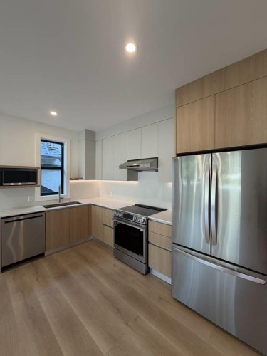 9X3 Westmount Drive , Port Moody, BC V3H 1K8 2