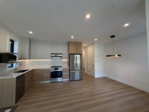 9X3 Westmount Drive , Port Moody, BC V3H 1K8 5