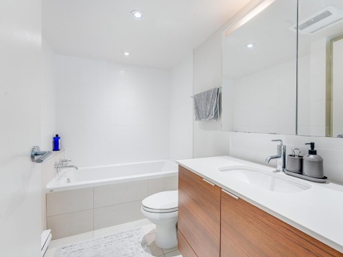 313-1677 Lloyd Avenue, North Vancouver, BC - Indoor Photo Showing Bathroom