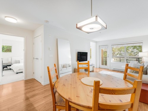 313-1677 Lloyd Avenue, North Vancouver, BC - Indoor Photo Showing Dining Room